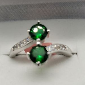 Green Round Stone Fashion Ring